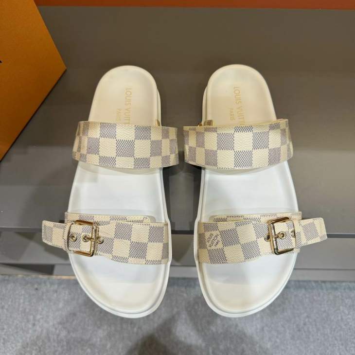 Picture of Louis Vuitton Slippers _SKULVsz38-45mnf05381289